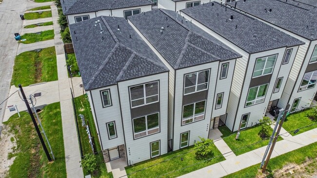 Building Photo - 2722 Nagle St