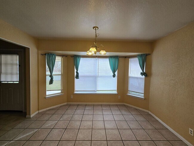 Building Photo - AVAILABLE NOW!