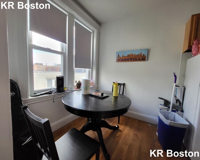 Building Photo - 10 Redford St