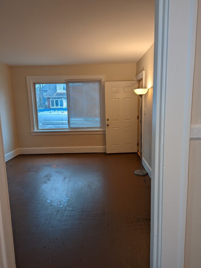 Building Photo - Regent