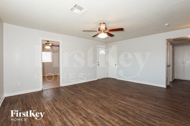 Foto del edificio - 4739 E Sunland Ave