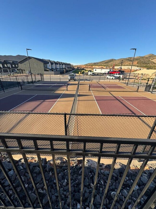 Foto del edificio - 1702 Ripple Rock Dr