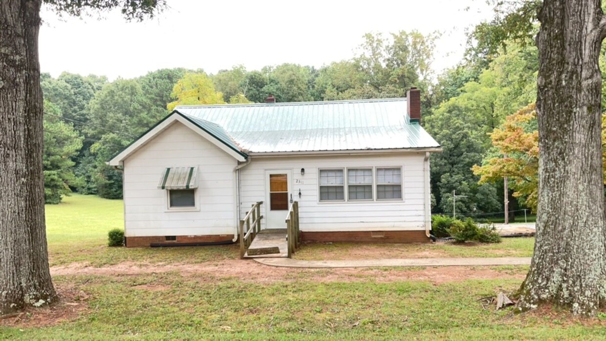 Foto principal - Two bedroom home in Charlotte - Spacious h...