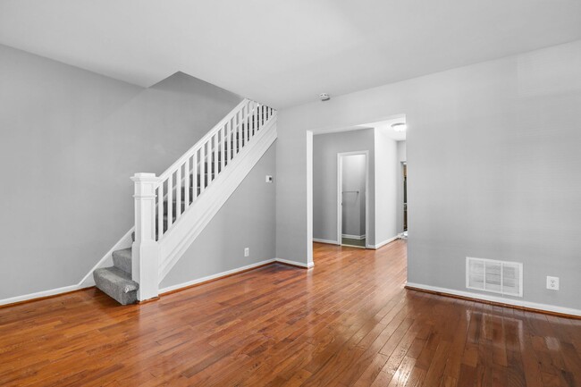 Building Photo - Fully Renovated & Fenced Backpad!