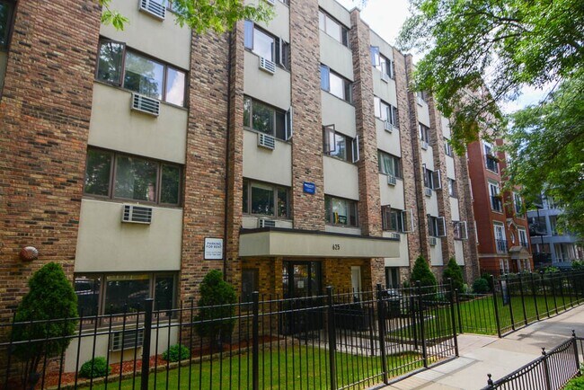 Building Photo - 639 W Wrightwood Ave