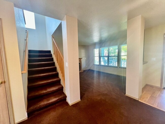 Building Photo - Well Maintained and Spacious 4 Bed