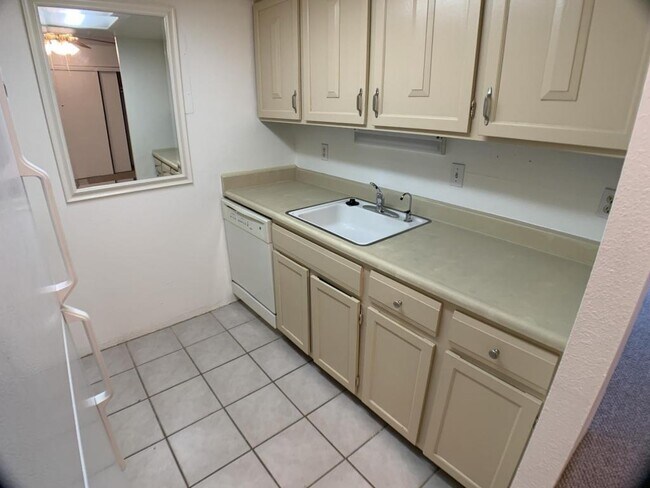 Foto del edificio - 1250 Golden Circle  Unit 408
