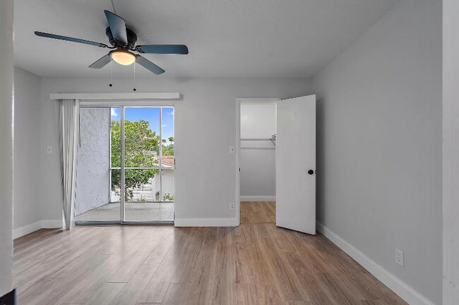 Foto del edificio - 8850 Blind Pass Rd