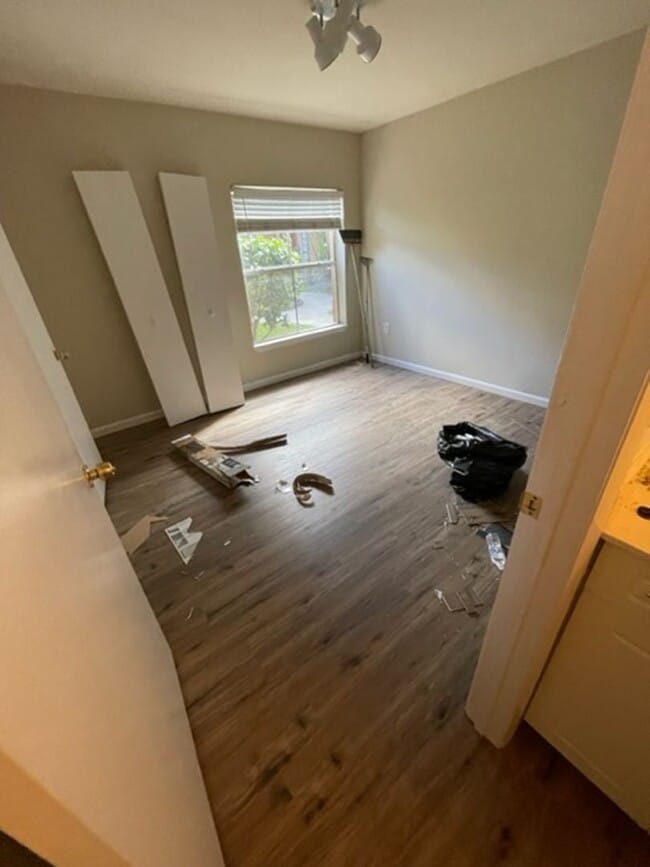 Building Photo - Palm Lakes Condominium