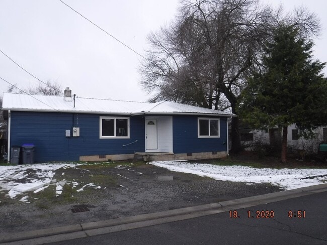 Building Photo - Three Bedroom House in Talent