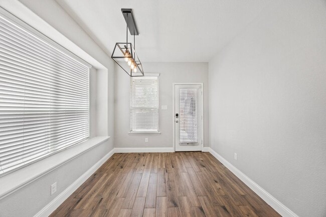 Building Photo - 1420 Alamandine Ave