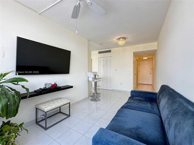 Building Photo - 2899 Collins Ave