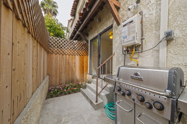 Patio trasero / Entrada al garaje - 938 18th St