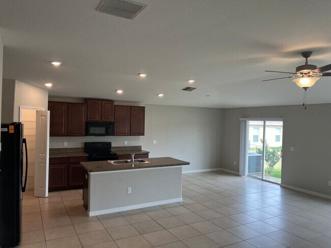 Foto del edificio - Beautiful 4/2 Riverview Home , new paint a...