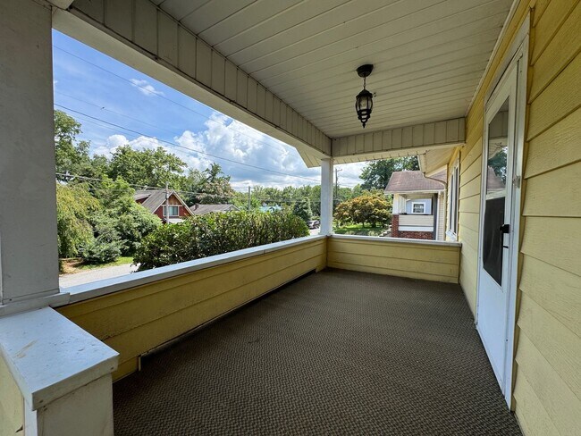 Foto del edificio - West AVL - Two Bedroom Bungalow Just off H...