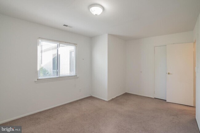 Building Photo - 48 Buttonwood Rd
