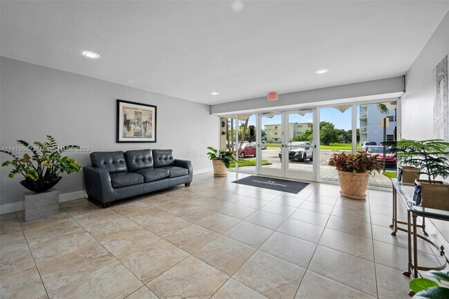Foto del edificio - 1400 NE 169th St