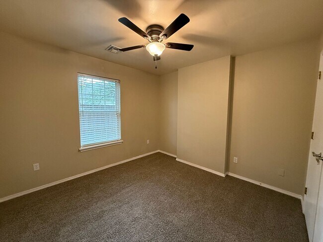 Foto del edificio - Collinsville 3/2 with new carpet!!