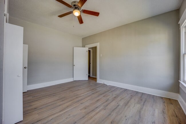 Building Photo - Freshly Updated 2 Bedroom House