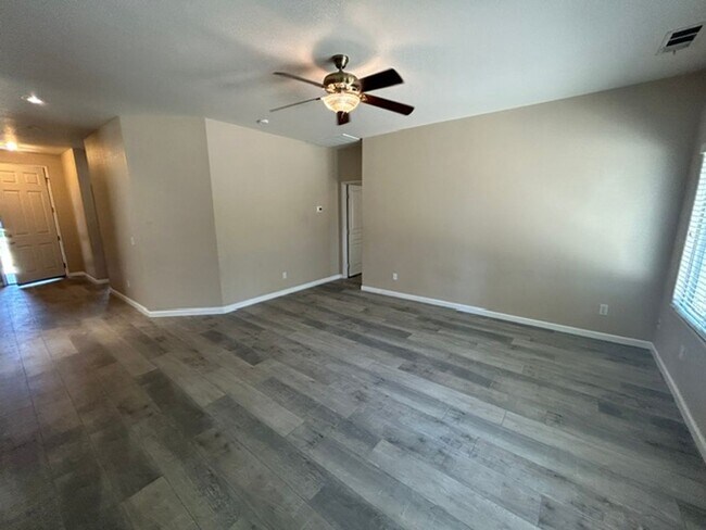 Foto del edificio - 3 Bedroom 2 Bathroom Home in SW Visalia! Close to Shopping and Restaurants!