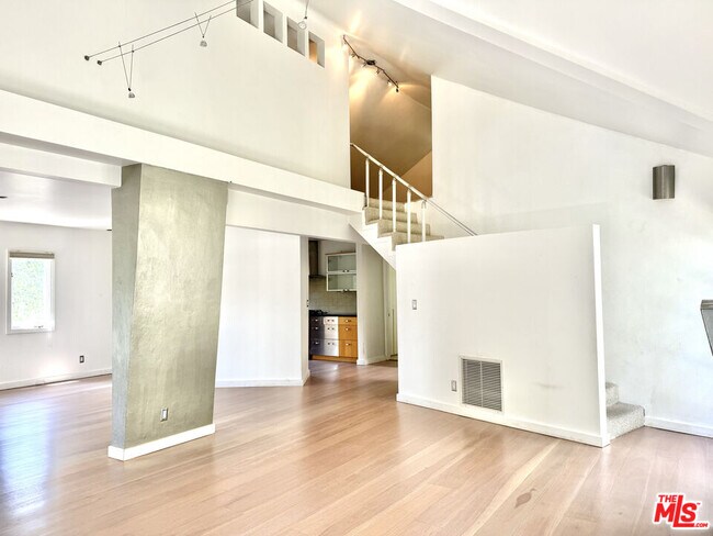 Foto del edificio - 1153 N Poinsettia Pl