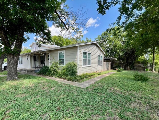 Building Photo - 5/2 Duplex - 51st/Guadalupe - Fenced Yard