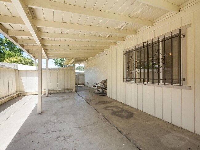 Building Photo - Spacious home on corner lot with 3 br/2ba ...