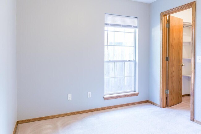 Building Photo - Waiting For You!