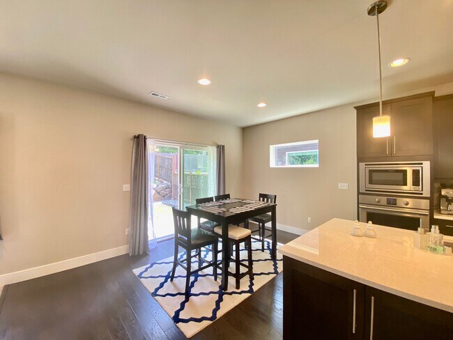 Foto del edificio - Beautiful Like New Home in Bothell!