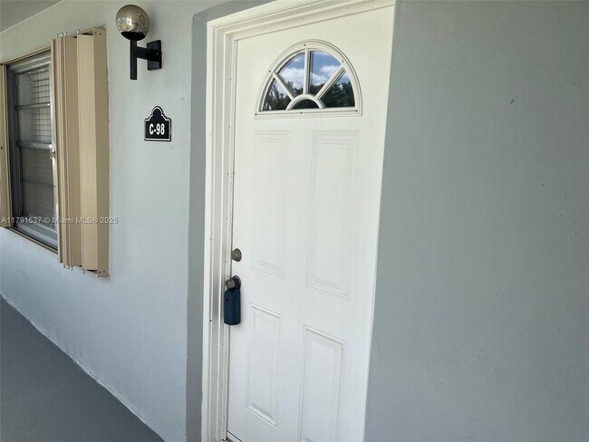 Foto del edificio - 98 Normandy Ln