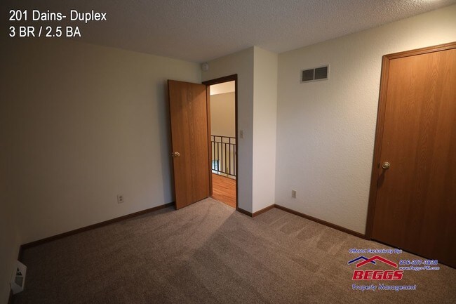 Building Photo - Liberty- Duplex- 3BR / 2.5BA