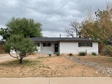 Primary Photo - 3 bed 2 bath with large backyard!