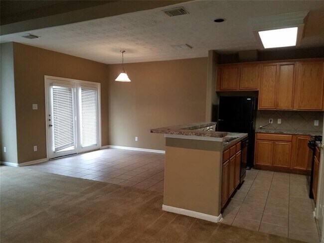 Foto del edificio - 815 Forest Bark Ln