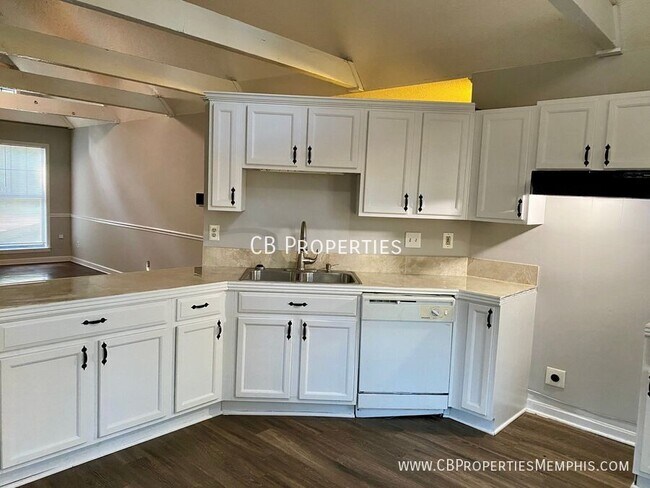 Foto del edificio - JUST RENOVATED 3 BED/2 BATH!