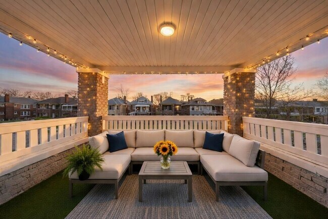 Balcón cubierto. La imagen es una puesta en escena virtual. - 1975 Gladstone St