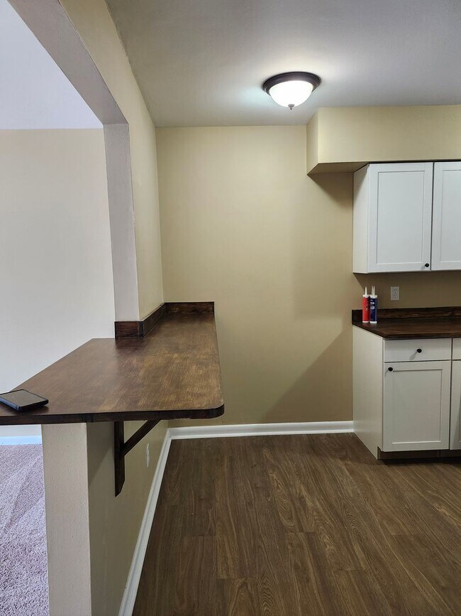 Foto del edificio - 827 Darryl Ln