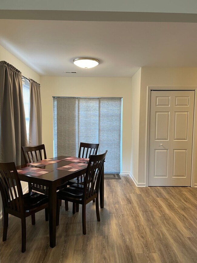 Building Photo - Fully Furnished Townhome