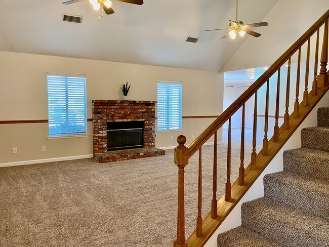Building Photo - $2,450 Willow & Nees, 3 Bedroom - N Adler,...