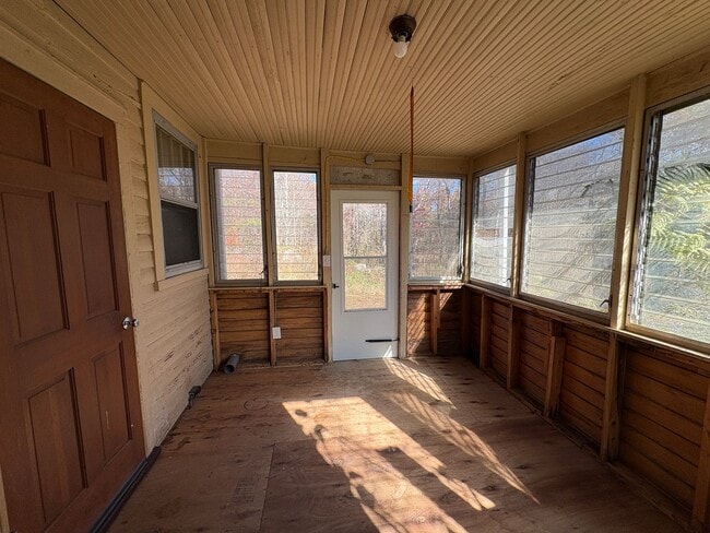 Building Photo - Spacious house in Appomattox!