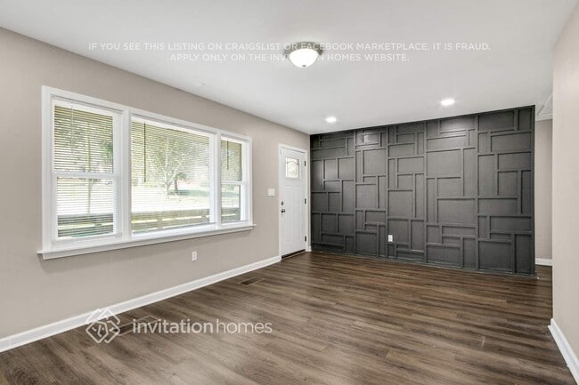 Building Photo - 2122 Holly Hill Dr