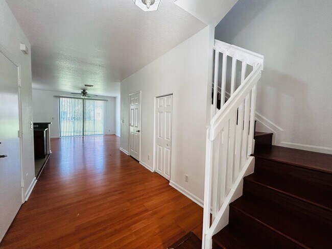 Building Photo - 3059 N Evergreen Cir