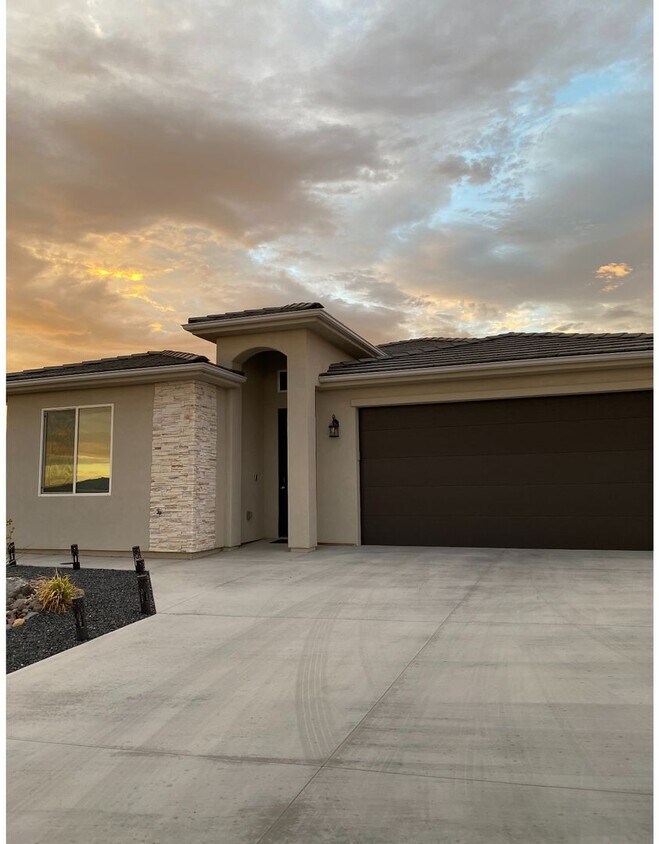 Foto principal - Home with great yard in Hurricane