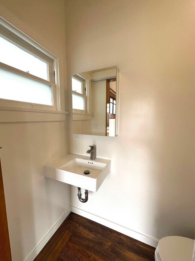 Foto del edificio - UPDATED BRIGHT 1500sf 3BR/1.5BA Home Westw...