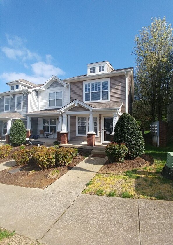 Foto principal - Nashboro Village townhouse w/ Community Pool.