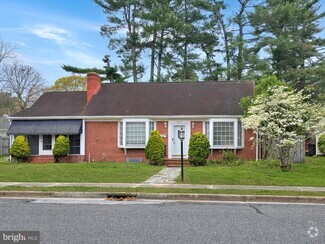 Building Photo - 620 N Pinehurst Ave