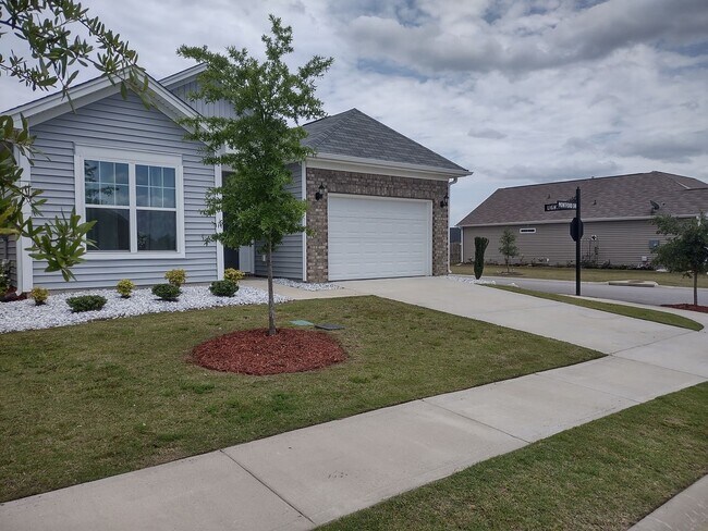 Building Photo - Lovely Three Bedroom Home Offering Conveni...