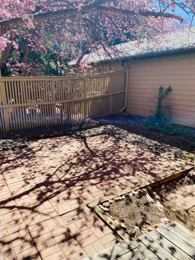 Foto del edificio - Sunlight and Stylish 3 Bedroom Townhouse by Wonderland Lake