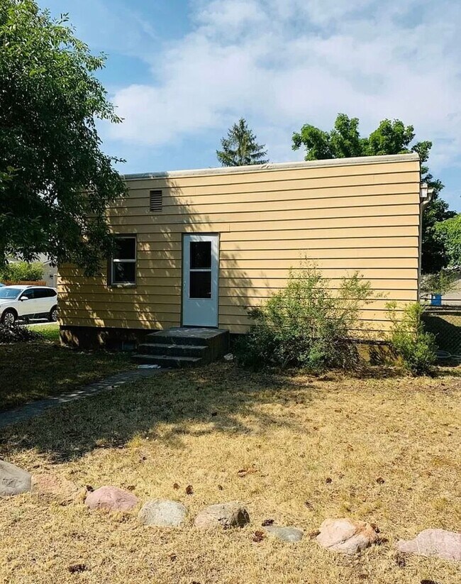 Building Photo - $2,700 - 4 bed/2 bath House with fenced yard