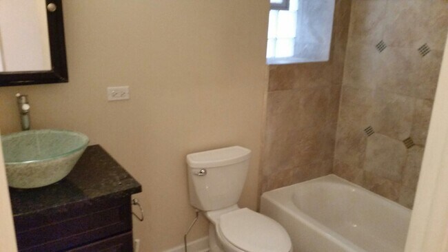 Bathroom #1 w/tub - 1330 W Winona St