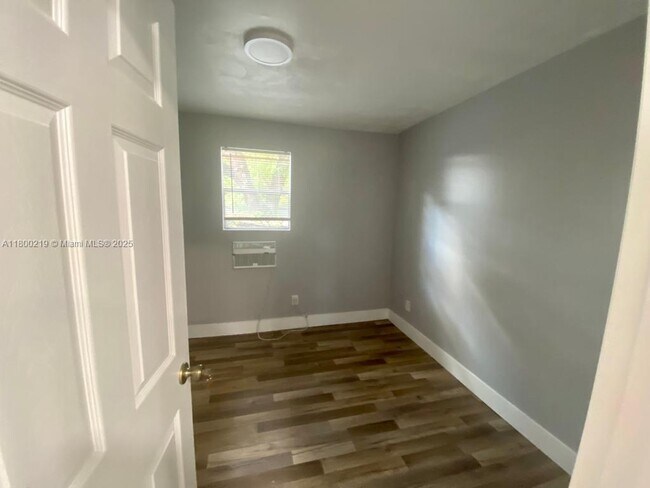 Foto del edificio - 345 NE 168th St